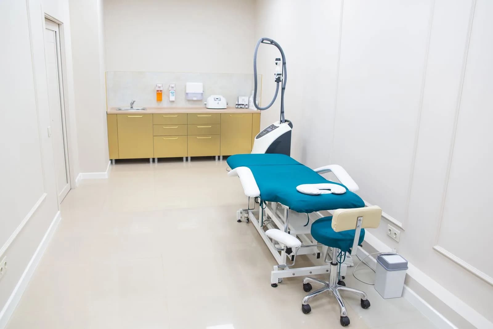 Doctor reviewing scalp treatment options with a patient in a Malta clinic