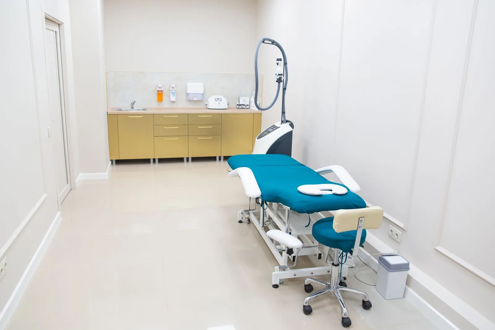 Doctor reviewing scalp treatment options with a patient in a Malta clinic
